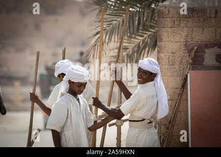 Siwa, Égypte. 17 Oct, 2019. Les jeunes garçons avec des échasses car ils prennent part à une parade festive marquant la date palm saison des récoltes pour l'Egypte l'oasis de Siwa. Credit : Gehad Hamdy/dpa/Alamy Live News Banque D'Images