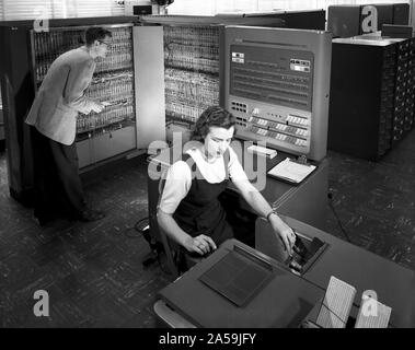 L'homme et la femme illustré en collaboration avec IBM T04 type de machine de traitement électronique des données. Banque D'Images