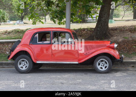 Une vieille voiture rouge, Cuba, l'Amérique latine. Banque D'Images