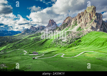 Passo Giau et Averau pic en Dolomites vert, vue aérienne Banque D'Images