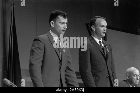 (1) Août 1966 --- L'astronaute John W. Young (à gauche), pilote de commande, et Michael Collins, pilote, le premier de l'équipage du vol spatial Gemini-10, porter la National Aeronautics and Space Administration des services exceptionnels médaille décernée à l'occasion des cérémonies précédant la conférence de presse-10 Gemini. Banque D'Images