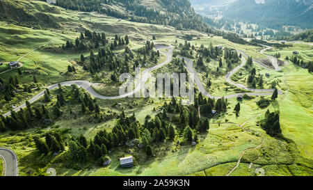 Vue aérienne de route sinueuse à Passo Gardena, Dolomites Banque D'Images