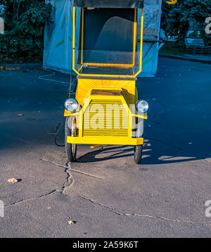 Vieille voiture plaisir jaune dans le parc. Le transport. Place pour le texte. Banque D'Images