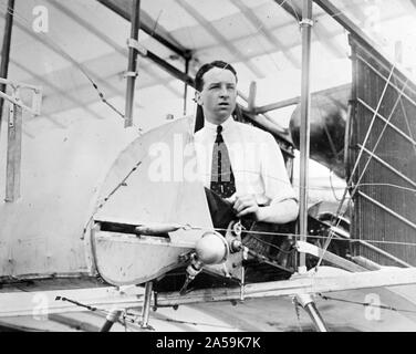 Photo montre aviateur anglais Thomas Octave Murdoch Sopwith (1888-1989) dans le biplan Wright Howard ca. 1910 Banque D'Images