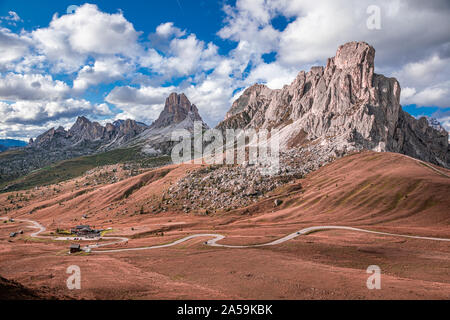 Passo Giau, Averau pic en Dolomites en automne, vue aérienne Banque D'Images