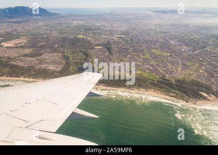 Vue aérienne sur la péninsule du Cap avec la Montagne de la table dans la distance d'un avion avec une aile en vue et le littoral avec ocean Banque D'Images