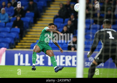 Cardiff, Royaume-Uni. 18 Oct, 2019. Kadeem Harris de Sheffield Mercredi tire large de l'objectif. Match de championnat Skybet EFL, Cardiff City v Sheffield mercredi au Cardiff City Stadium le vendredi 18 octobre 2019. Cette image ne peut être utilisé qu'à des fins rédactionnelles. Usage éditorial uniquement, licence requise pour un usage commercial. Aucune utilisation de pari, de jeux ou d'un seul club/ligue/dvd publications. Photos par Andrew Andrew/Verger Verger la photographie de sport/Alamy live news Crédit : Andrew Orchard la photographie de sport/Alamy Live News Banque D'Images