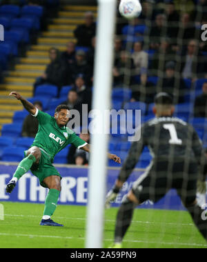 Cardiff, Royaume-Uni. 18 Oct, 2019. Kadeem Harris de Sheffield Mercredi tire large de l'objectif. Match de championnat Skybet EFL, Cardiff City v Sheffield mercredi au Cardiff City Stadium le vendredi 18 octobre 2019. Cette image ne peut être utilisé qu'à des fins rédactionnelles. Usage éditorial uniquement, licence requise pour un usage commercial. Aucune utilisation de pari, de jeux ou d'un seul club/ligue/dvd publications. Photos par Andrew Andrew/Verger Verger la photographie de sport/Alamy live news Crédit : Andrew Orchard la photographie de sport/Alamy Live News Banque D'Images