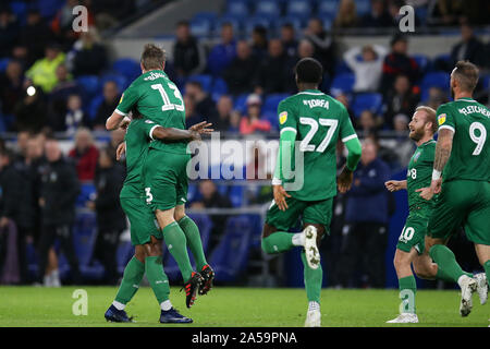 Cardiff, Royaume-Uni. 18 Oct, 2019. Julian Borner de Sheffield Mercredi (13) célèbre avec ses coéquipiers après qu'il marque son 1er des équipes objectif. Match de championnat Skybet EFL, Cardiff City v Sheffield mercredi au Cardiff City Stadium le vendredi 18 octobre 2019. Cette image ne peut être utilisé qu'à des fins rédactionnelles. Usage éditorial uniquement, licence requise pour un usage commercial. Aucune utilisation de pari, de jeux ou d'un seul club/ligue/dvd publications. Photos par Andrew Andrew/Verger Verger la photographie de sport/Alamy live news Crédit : Andrew Orchard la photographie de sport/Alamy Live News Banque D'Images