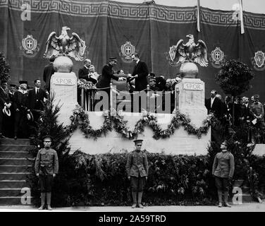 Le maire John Purroy Mitchel présentant à Ferdinand de Savoie--Gênes, Prince d'Udine, chef de la Mission italienne aux États-Unis, un chèque de 70 000 $ versé par les citoyens de New York pour les travaux de secours de guerre italienne. Goglielmo Marconi, inventeur de la technologie sans fil, est assis sur la droite, juste derrière les grands Banque D'Images