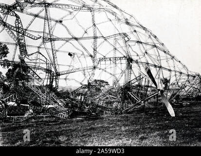 Vestiges de l'épave d'un zeppelin allemand qui a été abattu en France ca. 1918 Banque D'Images