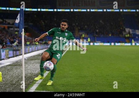 Cardiff, Royaume-Uni. 18 Oct, 2019. Massimo Luongo de Sheffield mercredi en action. Match de championnat Skybet EFL, Cardiff City v Sheffield mercredi au Cardiff City Stadium le vendredi 18 octobre 2019. Cette image ne peut être utilisé qu'à des fins rédactionnelles. Usage éditorial uniquement, licence requise pour un usage commercial. Aucune utilisation de pari, de jeux ou d'un seul club/ligue/dvd publications. Photos par Andrew Andrew/Verger Verger la photographie de sport/Alamy live news Crédit : Andrew Orchard la photographie de sport/Alamy Live News Banque D'Images