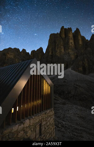 L'Alpin Pradidali bivouac dans le Pale di San Martino mountain group. Ciel étoilé, paysage de nuit. Les Dolomites du Trentin. Alpes italiennes. L'Italie. Banque D'Images