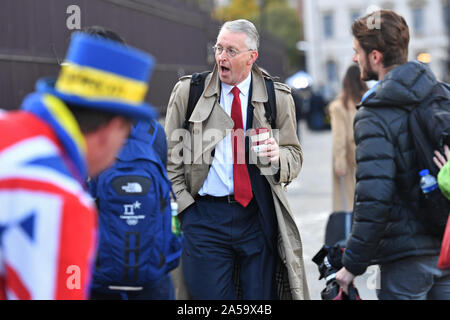 Hilary Benn, président de la Chambre des communes Comité Brexit, arrive à la Maison du Parlement à Londres avant de premier ministre Boris Johnson offrant une déclaration à la Chambre des communes sur son nouveau Brexit traiter après le sommet du Conseil de l'UE, sur ce qui a été surnommé 'Super samedi". Banque D'Images