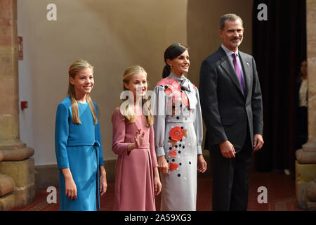 (191019) -- Oviedo, le 19 octobre 2019 (Xinhua) -- l'Espagne, la Princesse Leonor (2L) , son père, le roi Felipe VI (1e R), la reine mère, Letizia (2R), et sa sœur, La Princesse Sofia à la cérémonie organisée pour présenter la Princesse des Asturies Awards à Oviedo, Espagne, le 18 octobre 2019. La cérémonie annuelle de présenter la Princesse des Asturies Awards a eu lieu vendredi dans le nord de la ville de l'espagnol d'Oviedo, au cours de laquelle les 13 ans, princesse espagnole a présenté son premier discours. "Aujourd'hui est un jour très important dans ma vie et j'ai attendu avec beaucoup d'espoir", a déclaré l'Espagne's Princess Leonor à t Banque D'Images