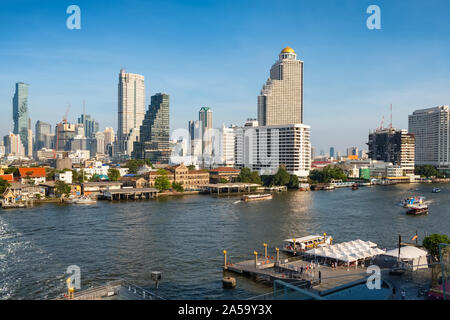 Horizon de Bangkok et des gratte-ciel à rivière Chaopraya Banque D'Images