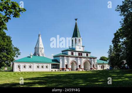 MOSCOU, RUSSIE - JUILLET 26 2014 : la porte arrière Spassky blanche avec le toit en bois figuré mène au domaine royal de Kolomenskoye avec des fleurs Banque D'Images