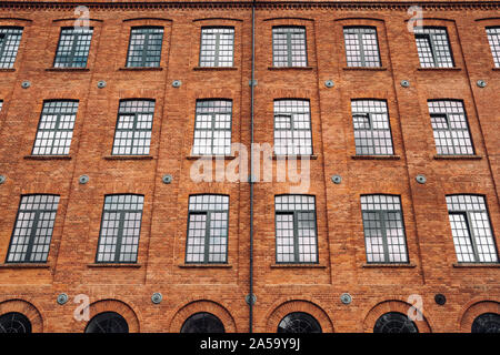 Bâtiment industriel en brique rouge façade classique avec plusieurs fenêtres arrière-plan. Banque D'Images