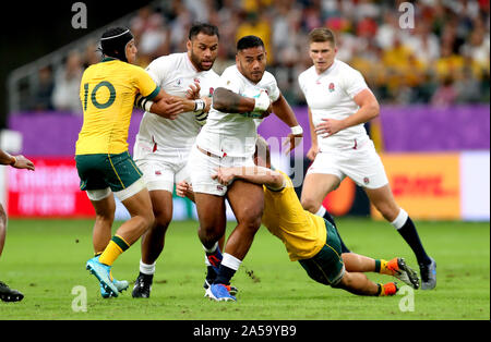 England's Manu Tuilagi (centre) est abordé par Michael Hooper de l'Australie pendant la Coupe du Monde de Rugby 2019 match de quart de finale à Oita Stadium, Oita, Japon. Banque D'Images