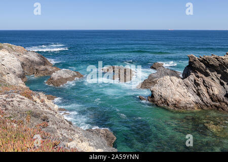 Route des pêcheurs, situé dans le sud-ouest du Portugal, avec ses formations rocheuses et la mer cristalline. Banque D'Images