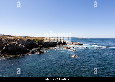 Route des pêcheurs, situé dans le sud-ouest du Portugal, avec ses formations rocheuses et la mer cristalline. Banque D'Images