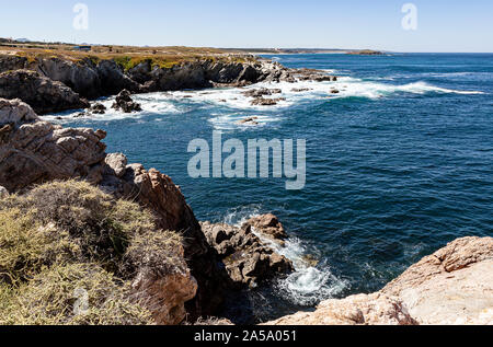 Route des pêcheurs, situé dans le sud-ouest du Portugal, avec ses formations rocheuses et la mer cristalline. Banque D'Images