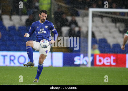 Cardiff, Royaume-Uni. 18 Oct, 2019. Sean Morrison, de la ville de Cardiff en action. Match de championnat Skybet EFL, Cardiff City v Sheffield mercredi au Cardiff City Stadium le vendredi 18 octobre 2019. Cette image ne peut être utilisé qu'à des fins rédactionnelles. Usage éditorial uniquement, licence requise pour un usage commercial. Aucune utilisation de pari, de jeux ou d'un seul club/ligue/dvd publications. Photos par Andrew Andrew/Verger Verger la photographie de sport/Alamy live news Crédit : Andrew Orchard la photographie de sport/Alamy Live News Banque D'Images