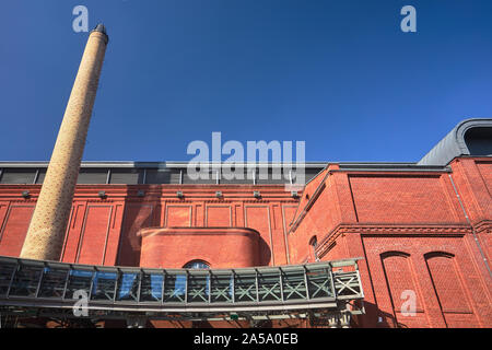 Un des bâtiments de la cheminée une ancienne brasserie de la ville de Poznan Banque D'Images