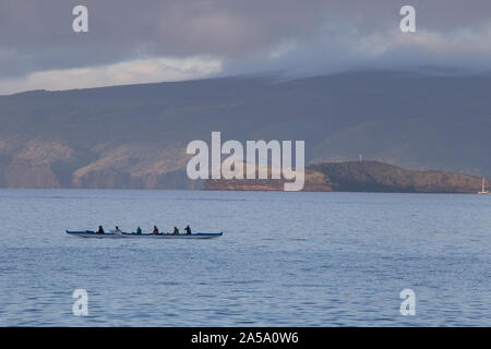 Pirogue au large plage de Wailea à pied dans le sud de Maui Molokini Crater avec en arrière-plan Banque D'Images