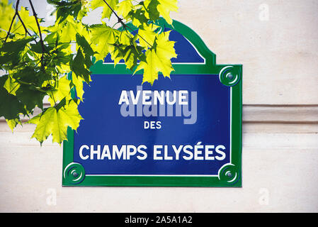 PARIS - Mai 07 : plaque de rue de la rue Champs-Élysées, dans le 8ème arrondissement de Paris le 07 mai. 2017 en France Banque D'Images