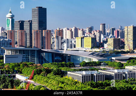 L'abstract conçu shanghai science and technology museum situé dans la zone de Pudong Lujiazui de Shanghai la Chine sur un ciel bleu ensoleillé jour. Banque D'Images