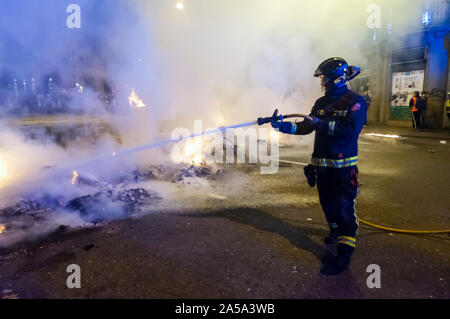 Barcelone, Espagne. 18 Oct, 2019. Mettre l'incendie pompier d'une barricade. Cinquième journée de manifestation à Barcelone, après avoir entendu la décision de la Cour suprême et pour la liberté de l'indépendance des dirigeants qui sont en prison (Photo par Francisco José Pelay/Pacific Press) Credit : Pacific Press Agency/Alamy Live News Banque D'Images