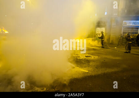 Barcelone, Espagne. 18 Oct, 2019. Mettre l'incendie pompier d'une barricade. Cinquième journée de manifestation à Barcelone, après avoir entendu la décision de la Cour suprême et pour la liberté de l'indépendance des dirigeants qui sont en prison (Photo par Francisco José Pelay/Pacific Press) Credit : Pacific Press Agency/Alamy Live News Banque D'Images