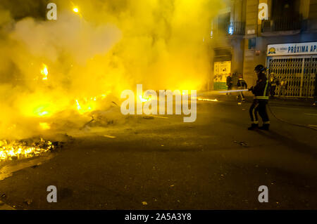Barcelone, Espagne. 18 Oct, 2019. Mettre l'incendie pompier d'une barricade. Cinquième journée de manifestation à Barcelone, après avoir entendu la décision de la Cour suprême et pour la liberté de l'indépendance des dirigeants qui sont en prison (Photo par Francisco José Pelay/Pacific Press) Credit : Pacific Press Agency/Alamy Live News Banque D'Images