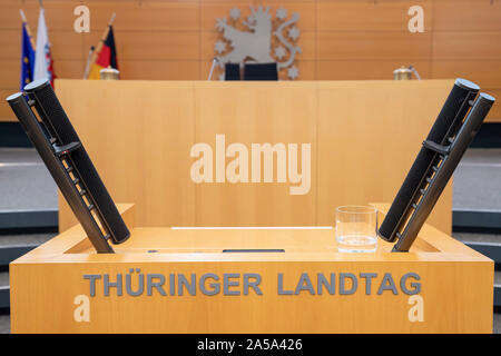 Erfurt, Allemagne. 17 Oct, 2019. Le bureau du président avant la session extraordinaire de l'état de Thuringe au Parlement européen sur la protection de la constitution dans la salle plénière. Le 27 octobre, un nouvel état est élu en Thuringe. Crédit : Michael Reichel/dpa/Alamy Live News Banque D'Images