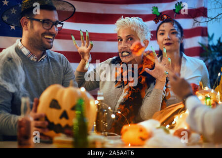 Effrayant les gens célébrer l'Halloween en costumes creepy Banque D'Images