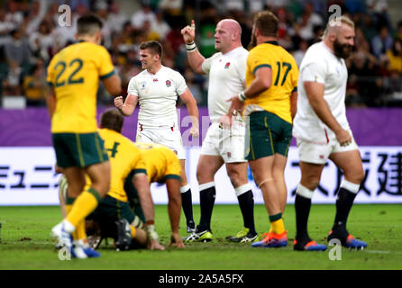 L'Angleterre Owen Farrell (retour) célèbre après le coup de sifflet final à la fin de la Coupe du Monde de Rugby 2019 match de quart de finale à Oita Stadium, Oita, Japon. Banque D'Images