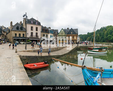 Auray, Morbihan / France - 25 août 2019 : de nombreux touristes profitez d'une visite dans la vieille ville et du port d'Auray Banque D'Images