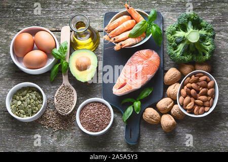 Sources alimentaires d'oméga 3 et de bons gras. Les aliments riches en acides gras essentiels, y compris des fruits de mer, légumes, noix et graines (top view Banque D'Images