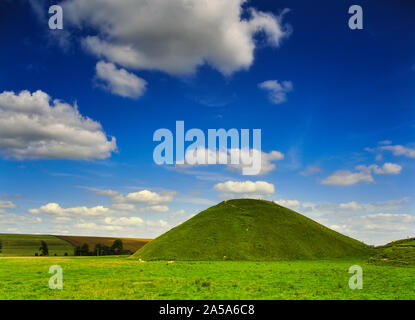 Silbury Hill, la plus grande colline artificielle en Europe. Avebury, Wiltshire, England, UK Banque D'Images