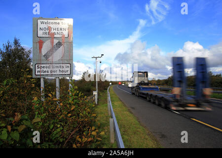 (191019) -- BELFAST, le 19 octobre 2019 (Xinhua) -- un panneau routier en accueillant l'Irlande du Nord est vue sur la frontière irlandaise route reliant Dublin à Belfast en Irlande du Nord, le Royaume-Uni, le 18 octobre 2019. Les Irlandais du Nord Parti unioniste démocratique (DUP) le jeudi le Premier Ministre a rejeté le projet de Boris Johnson Brexit, malgré elle d'être d'accord avec l'Union européenne, de sorte qu'il est difficile d'obtenir approuvé par le parlement britannique. (Photo prise par Paul McErlane/Xinhua) Banque D'Images