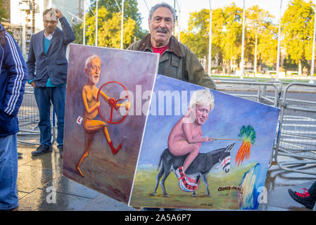 Les membres du Parlement sont assis sur un week-end pour la première fois depuis avril 1982 pour débat et vote sur le premier ministre Boris Johnson's Brexit traiter. Les manifestants se sont réunis à l'extérieur. Kaya Mar artiste avec des peintures de Boris Johnson et Jeremy Corbyn Banque D'Images