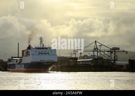 (191019) -- BELFAST, le 19 octobre 2019 (Xinhua) -- un navire arrive dans le port de Belfast en Irlande du Nord, le Royaume-Uni, le 18 octobre 2019. Les Irlandais du Nord Parti unioniste démocratique (DUP) le jeudi le Premier Ministre a rejeté le projet de Boris Johnson Brexit, malgré elle d'être d'accord avec l'Union européenne, de sorte qu'il est difficile d'obtenir approuvé par le parlement britannique. (Photo prise par Paul McErlane/Xinhua) Banque D'Images