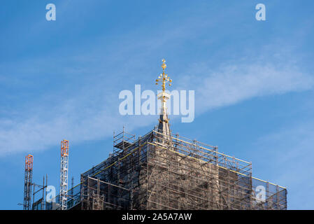 Haut de la tour, récemment restauré, Elizabeth a révélé pour la première fois. Big Ben de la restauration du palais de Westminster. Flèche d'or après rénovation Banque D'Images