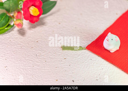 Une carte de souhaits japonais avec une fleur de Tsubaki a également appelé l'hiver rose et une figurine rat mignon pour l'année 2020 de l'aide de la souris sur un froissé washi Banque D'Images