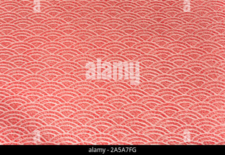 Une carte de souhaits japonais avec un motif motif cercles dentelle traditionnelle sur un fond de tissu rouge. Banque D'Images