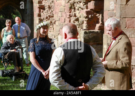 Cérémonie de mariage d'origine païenne, vu ici entrepris dans le comté de Shropshire rural aussi près de l'équinoxe d'été possible. 22-06-2019 Banque D'Images