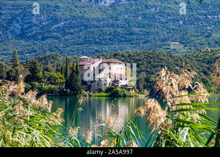 Lac Toblino et le célèbre château Toblino - Trentin-Haut-Adige, Italie Banque D'Images