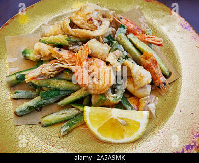 Fruits de mer Italiens : fritto misto di Pesce con verdure, poêlée de poisson. Banque D'Images