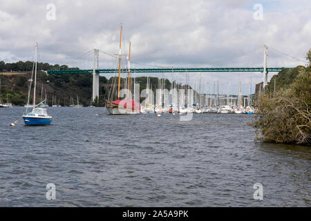 Tha Marina et pont de La Roche-Bernard traversant la Vilaine Banque D'Images
